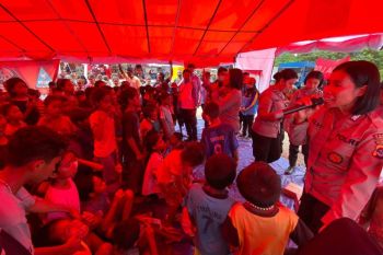 Polisi berikan trauma healing bagi anak-anak korban erupsi Gunung Lewotobi