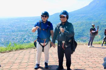 Pj Gubernur Jatim berharap tata kelola di tandem paralayang Batu meningkat