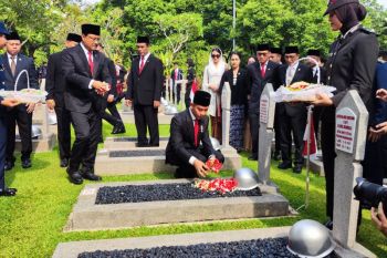 Wapres Gibran pimpin pimpin upacara peringatan Hari Pahlawan di Kalibata