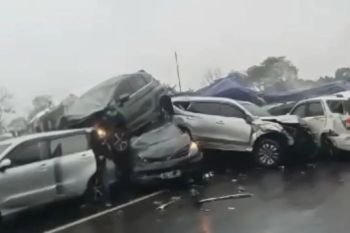 Tabrakan beruntun di Tol Cipularang