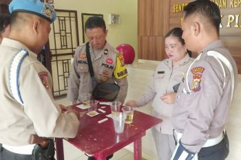 Puluhan anggota Polsek Pinggir dicek urine, ini hasilnya