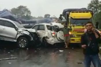 Petugas sempat kesulitan evakuasi korban kecelakaan di Tol Cipularang