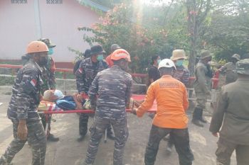 Tim SAR lakukan evakuasi warga terdampak erupsi Gunung Lewotobi