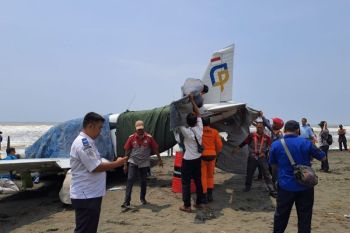 Pesawat latih  mendarat darurat di Pantai Cemara Sewu Cilacap
