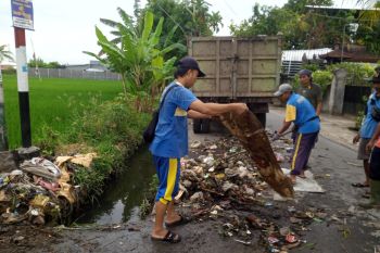 PUPR angkut sampah saluran di Mataram hingga 12 ton per hari