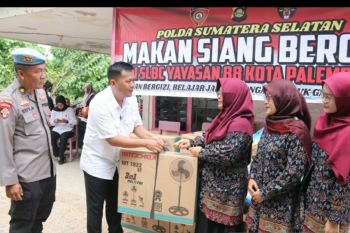Polda Sumsel salurkan paket makanan bergizi ke siswa SLB