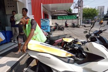 Juru parkir di Mataram dibekali penutup jok motor dan kaca mobil