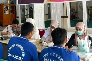 Lapas Suliki periksa kesehatan gratis warga binaan di Hari Kesehatan Nasional 2024