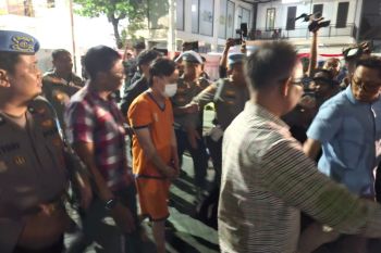 Tersangka pemaksa anak sujud dan menggonggong ditahan polisi