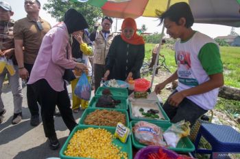 Safari politik Khofifah di pasar Jumat Legi Sidoarjo
