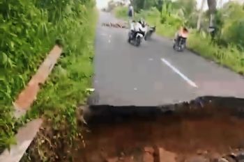 Jalan penghubung OKU Selatan dan OKU Timur putus akibat longsor