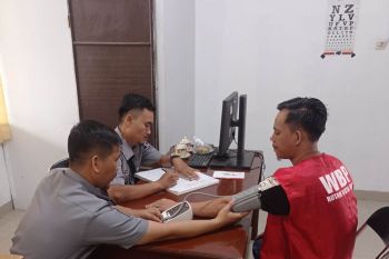 Petugas Rutan Kotabumi cek kesehatan seluruh narapidana