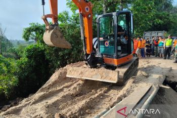 BPBD OKU Selatan kerahkan alat berat untuk timbun jalan amblas