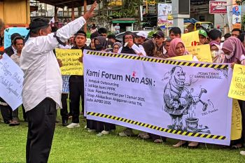 Ratusan pegawai non ASN gelar aksi damai di halaman Balaikota Padang Panjang (Video)