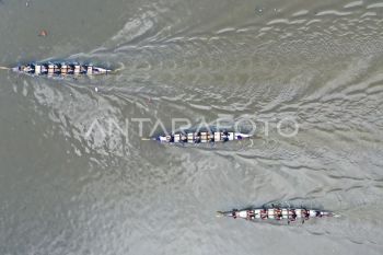Lomba balap perahu naga
