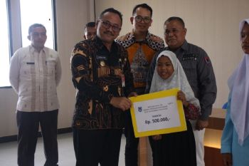 Pj Wako Payakumbuh serahkan bantuan sosial pendidikan