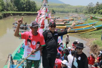 Hendy-Firjaun kampanye unik Pilkada Jember dengan pawai perahu