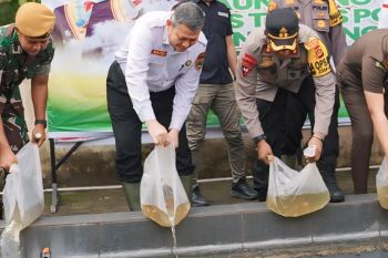 Polres OKU Timur tanam jagung dan menebar 2.000 bibit ikan