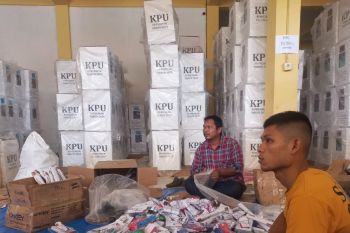 KPU Pasaman Barat distribusikan logistik ke PPK pada 24 Nobember
