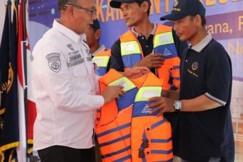 Kemenhub bagikan E-Pas Kecil, SKK dan  jaket  keselamatan nelayan
