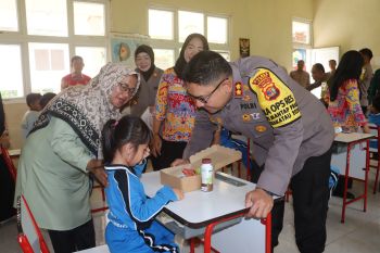 Polres Lampung Selatan bagikan makan gizi gratis ke siswa SD di Kalianda