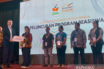 Eramet-KBF menyerahkan beasiswa 42 mahasiswa dari Indonesia timur