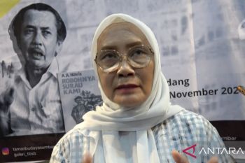 Ini cerita anak-anak AA Navis tentang perjuangan menulis Papi mereka