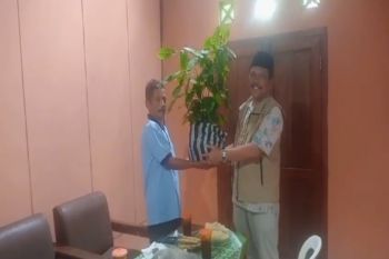 Cabup Kulon Progo Marija serahkan bantuan bibit kakao di Bukit Menoreh