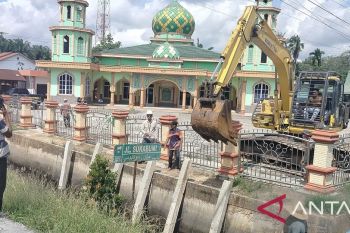 Apical perbaiki turap parit di Dumai untuk mencegah banjir