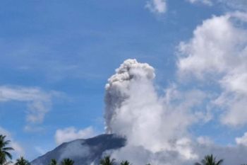 Update kondisi Gunung Ibu terbaru, ledakan abu setinggi dua km pukul 08.49 WIT