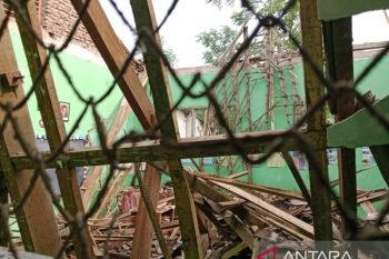 Atap kelas sebuah SD di Jember ambruk saat kegiatan belajar mengajar