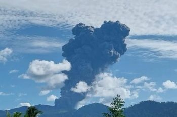 Mt. Dukono in North Halmahera erupts, ash plume reaches 3,000 meters