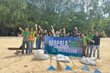 Mahasiswa UNG bersama warga kepulauan kerja sama bersihkan pantai