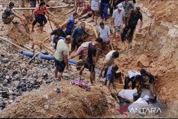 Penambang emas tradisional tewas tertimbun tanah longsor