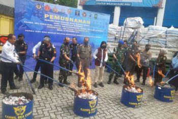 Bea Cukai Riau musnahkan barang ilegal senilai Rp44 miliar