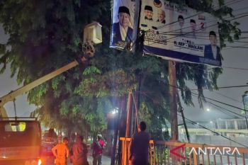 KPU dan Bawaslu Karawang tertibkan ribuan APK pada masa tenang Pilkada 2024