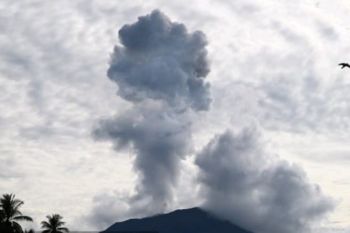 Gunung Ibu erupsi luncurkan abu setinggi 2.000 meter