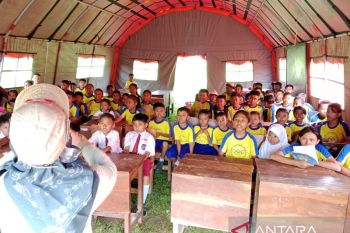 Puluhan siswa SDN Plalangan 3 Jember belajar di tenda darurat