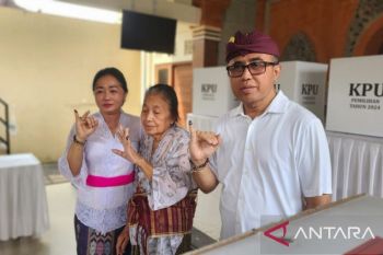 Jayanegara ditemani istri dan ibunda coblos di TPS 10 Penatih Denpasar
