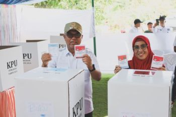 Bupati dan Wabup Luwu Timur salurkan hak suara di Kecamatan Malili