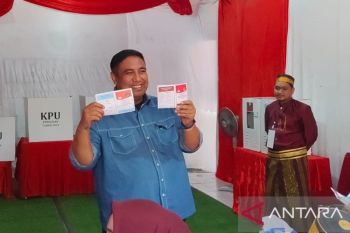 Bupati Maros mencoblos di TPS 07 lawan kotak kosong