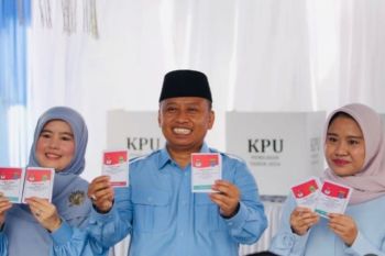 Calon Wali Kota Depok Supian Suri nyoblos di TPS 08 Kalimulya