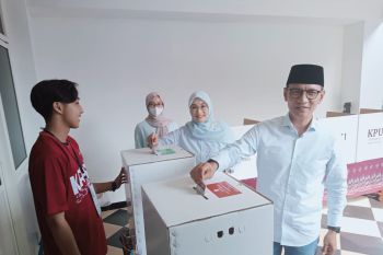Wali Kota Mohan salurkan hak pilih di TPS 5 Karang Sukun Mataram