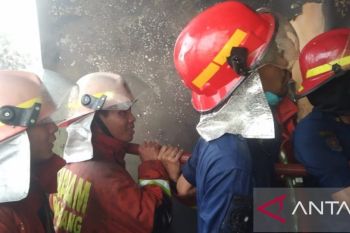 Damkar Palembang tangani kebakaran bengkel  tewaskan tiga korban