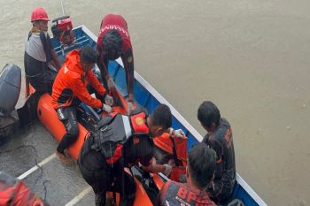 Tim SAR evakuasi jasad warga terseret arus Sungai Tommo di Mamuju