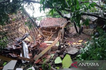 Petugas minta warga terdampak pergerakan tanah di Cianjur mengungsi saat hujan