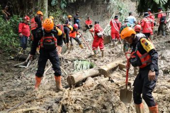 Begini cara Brimob Polda Sumut  petakan longsor di Desa Sembahe