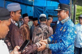 Pj Gubernur Sulbar serahkan bantuan rumah rehabilitasi terdampak banjir