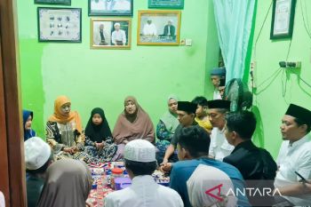 Khofifah kunjungi saksi TPS di Situbondo yang meninggal usai tugas