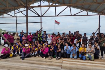Pemuda Sentani ajak warga lestarikan lingkungan dengan menanam pohon
